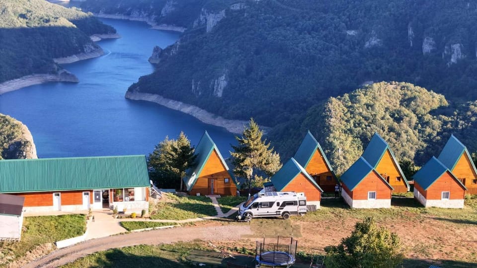 Property building, Neighbourhood, Natural landscape, Bird's eye view, Lake view, Mountain view, River view, Parking