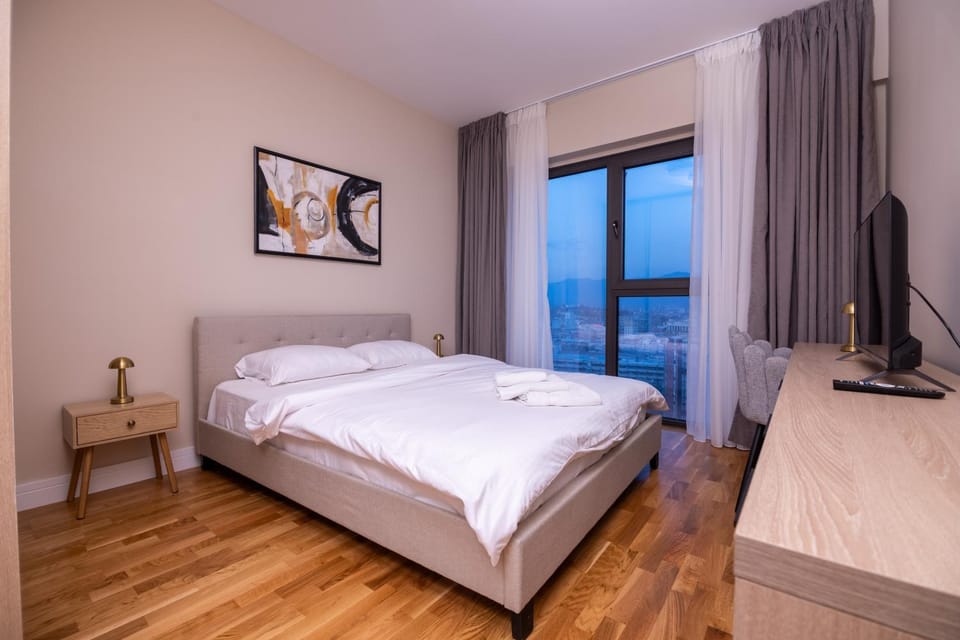 Bed, TV and multimedia, Bedroom, City view