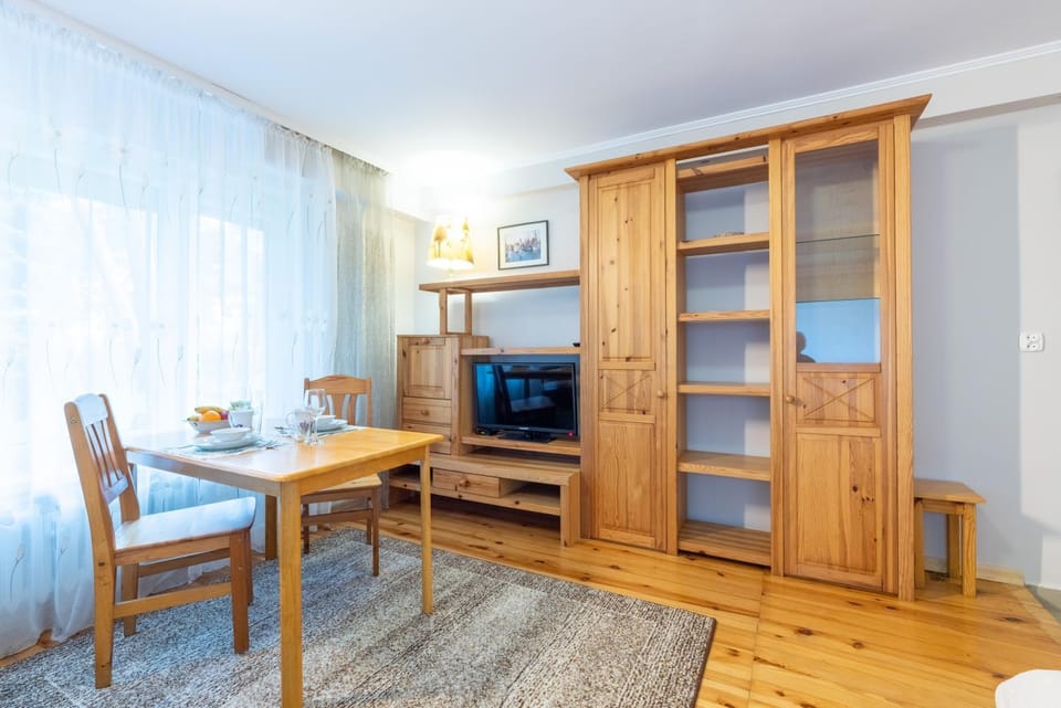 TV and multimedia, Seating area, Dining area