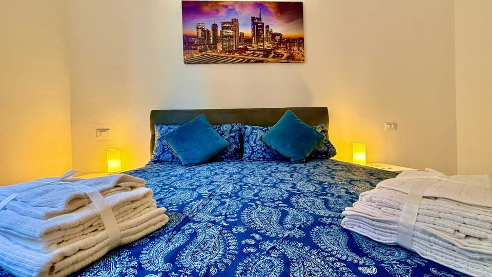 Bed, Bedroom, towels