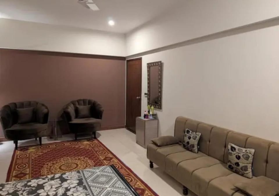 Bed, Photo of the whole room, Seating area, Bedroom