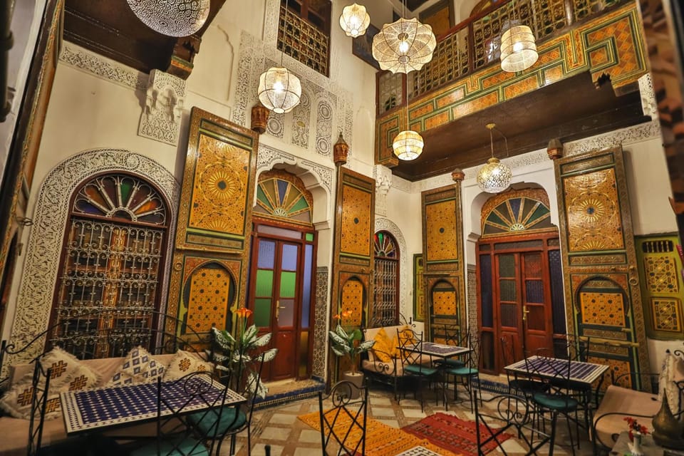 Restaurant/places to eat, Living room