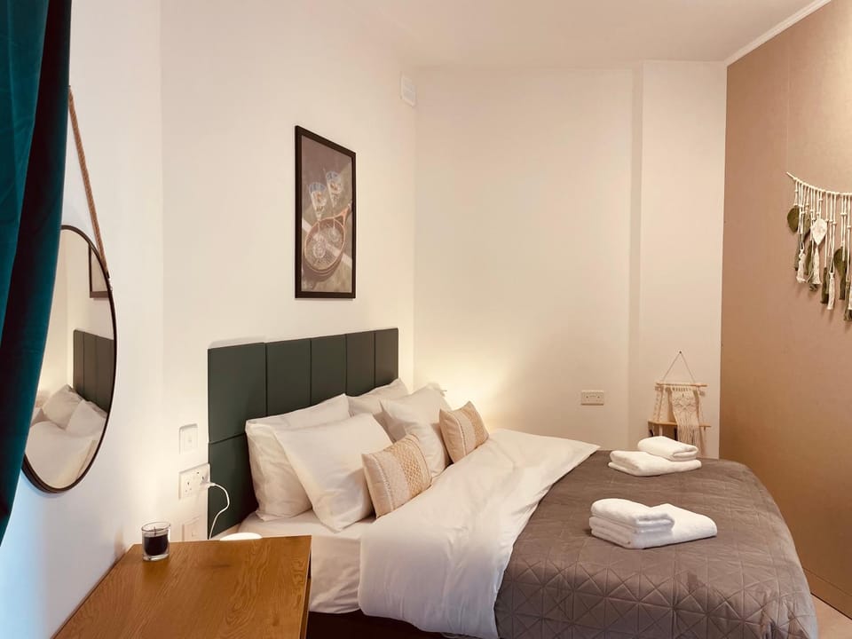 Bed, Photo of the whole room, towels