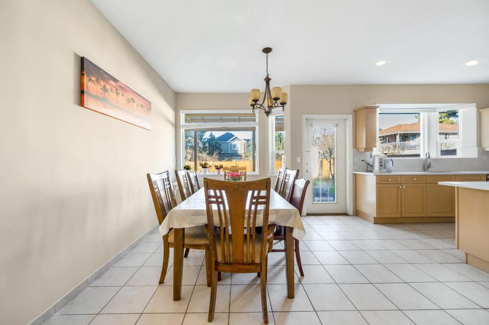 Bright Private Room in Quiet Richmond House Vacation rental in Richmond