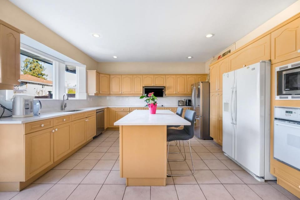 Bright Private Room in Quiet Richmond House Vacation rental in Richmond