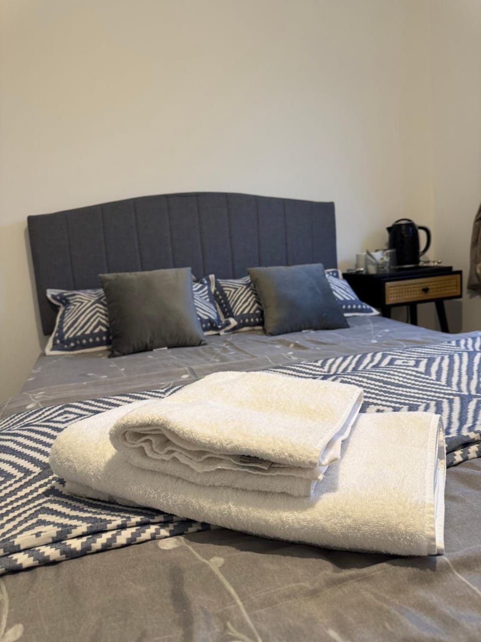 Bed, towels