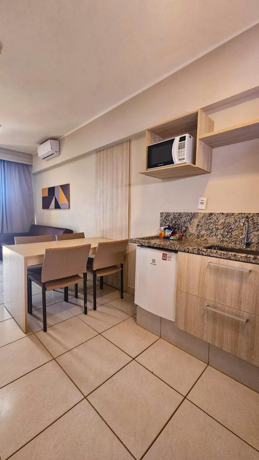 Kitchen or kitchenette, Dining area, minibar