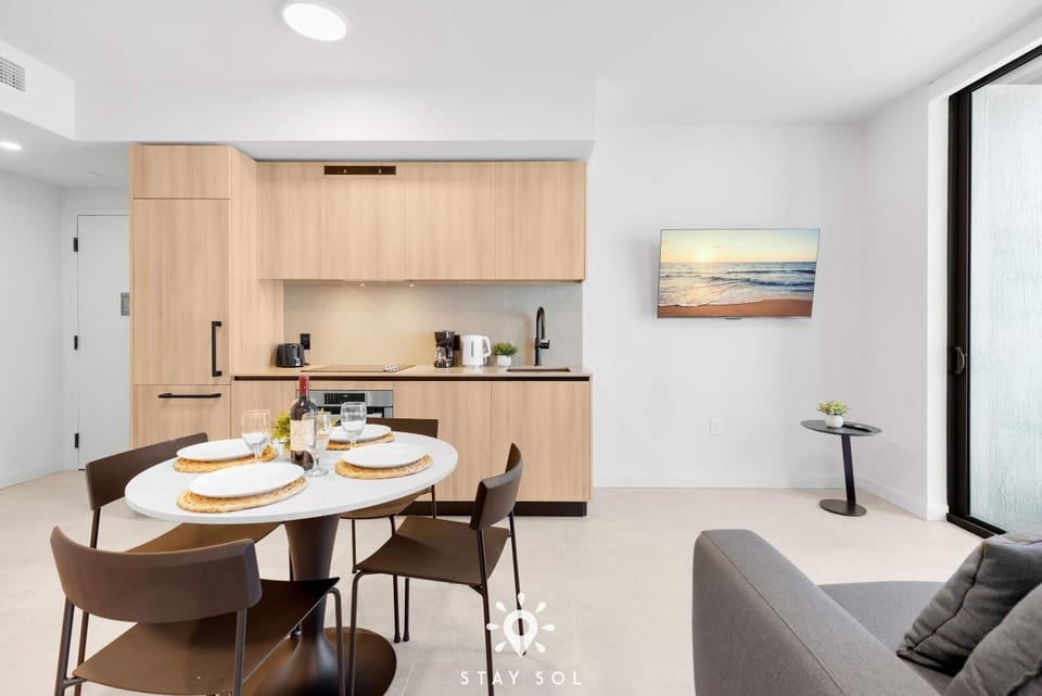 Resort-Style Pool with Elegant 1BR in 501 Apartment in Miami