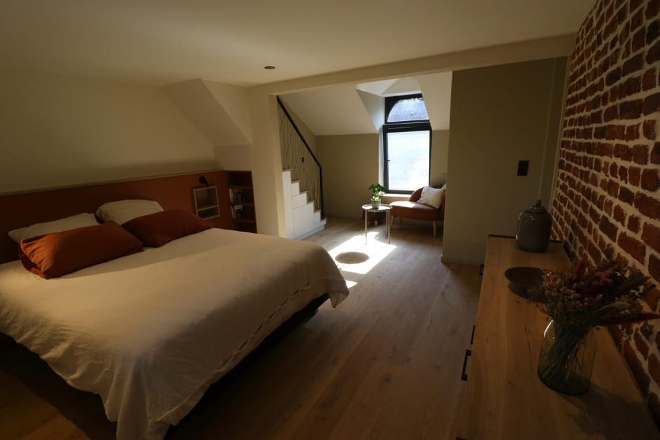 Bed, Photo of the whole room, Seating area, Bedroom