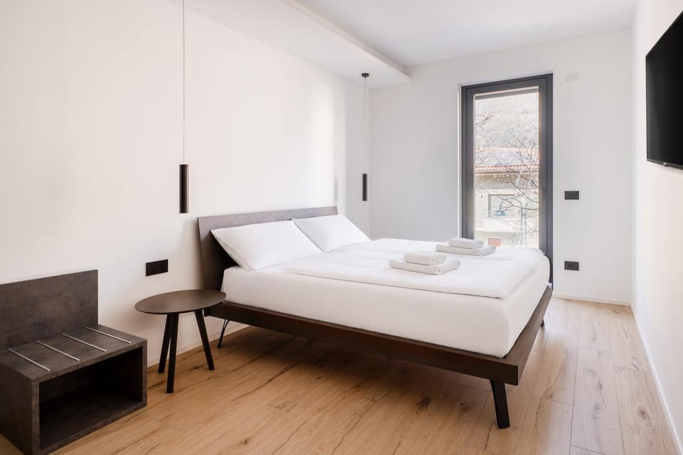 Bed, TV and multimedia, Photo of the whole room, Bedroom, towels