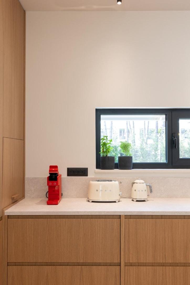 Kitchen or kitchenette, minibar