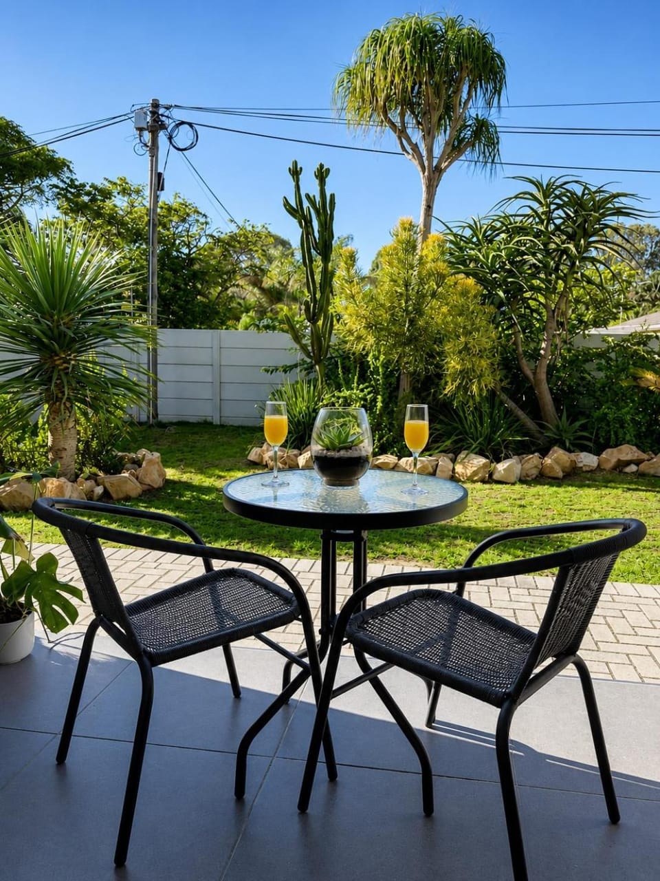 Patio, Day, Garden, Dining area, Garden view, Drinks