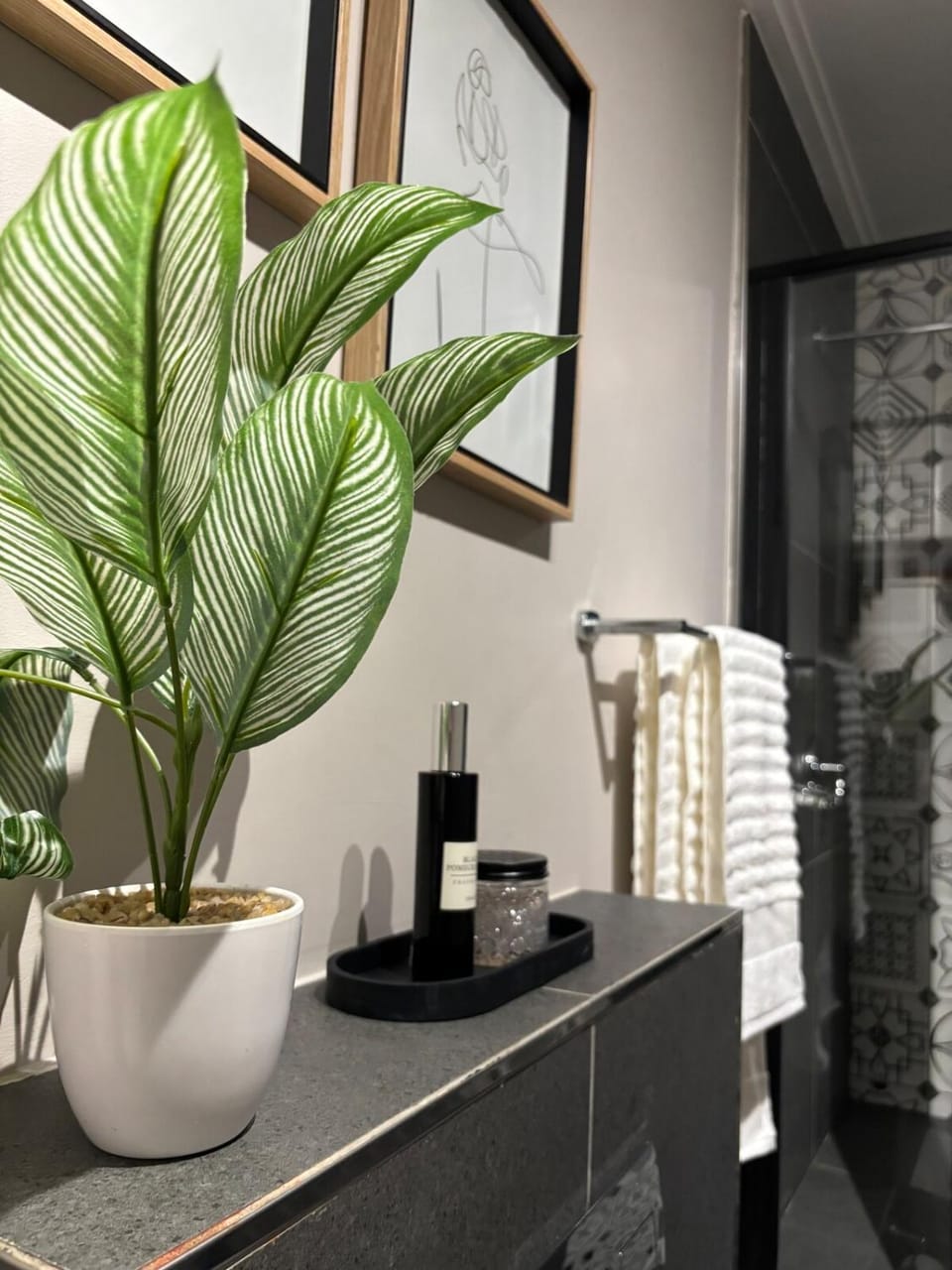 Bathroom, Decorative detail, towels