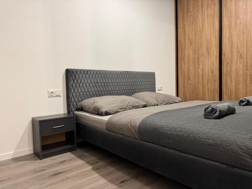Bed, Bedroom, towels