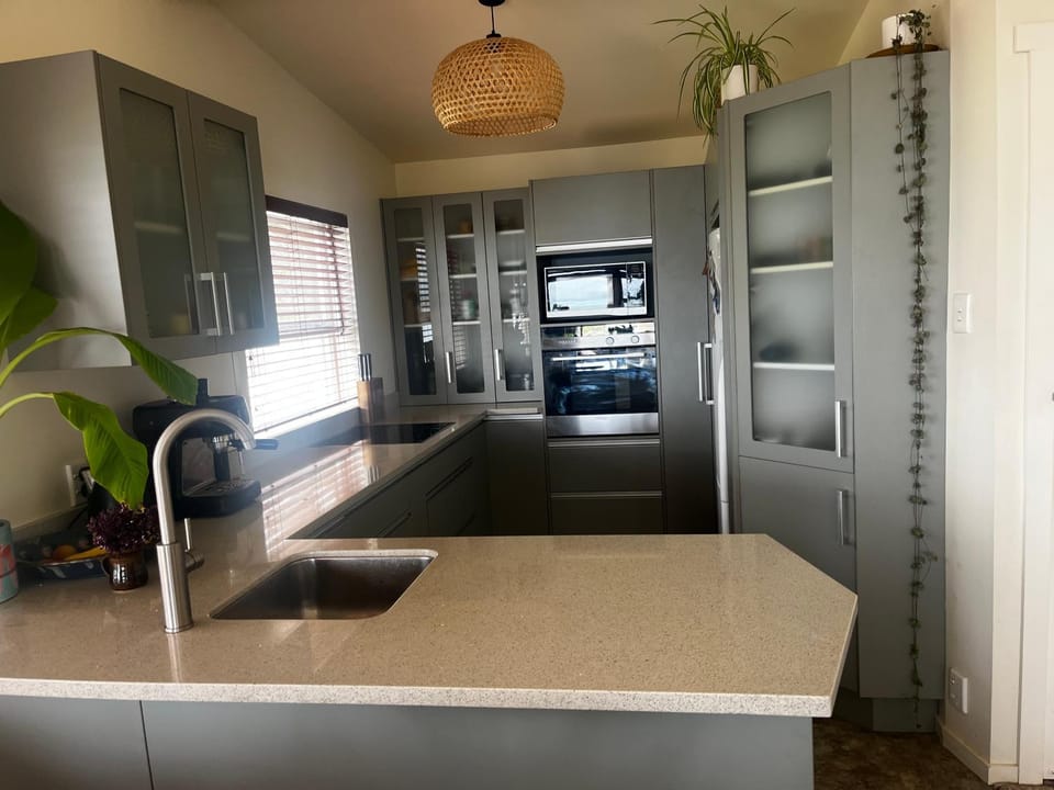 Raglan Whale Bay Base for WSL, 1 min from Manu Bay, 3 Bedroom House on the Surf Points House in Raglan