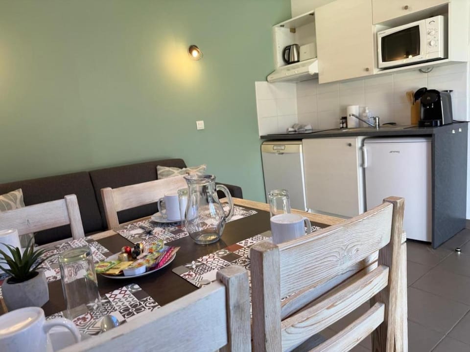 Kitchen or kitchenette, Dining area