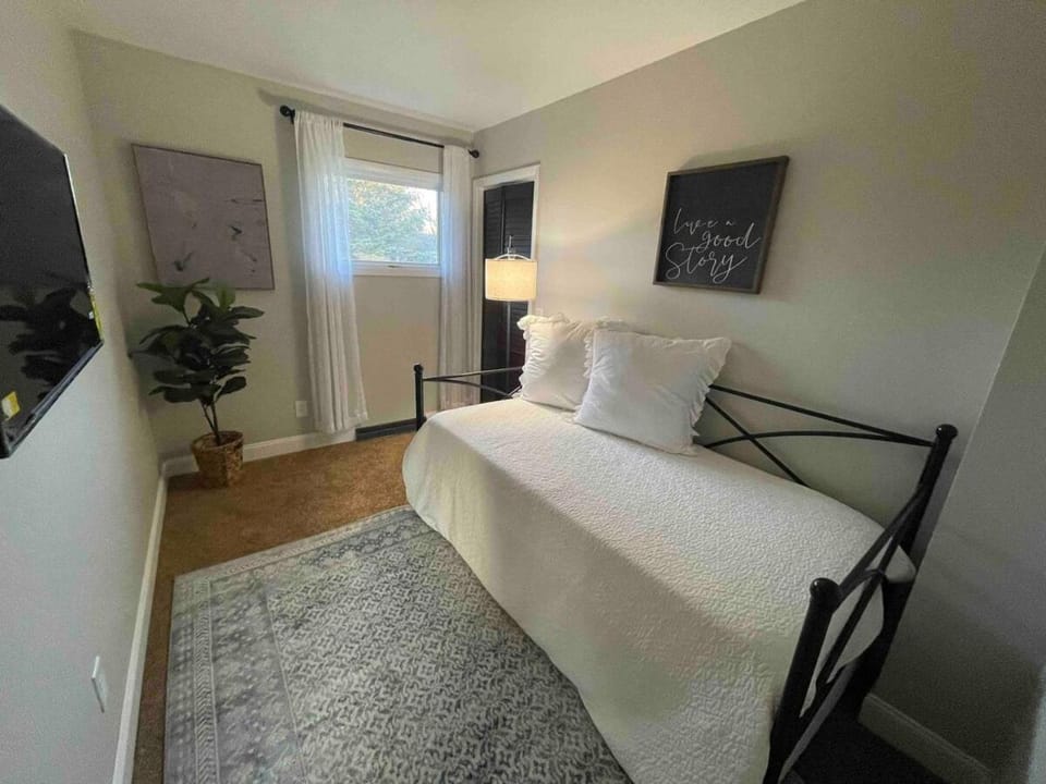 Bed, TV and multimedia, Bedroom