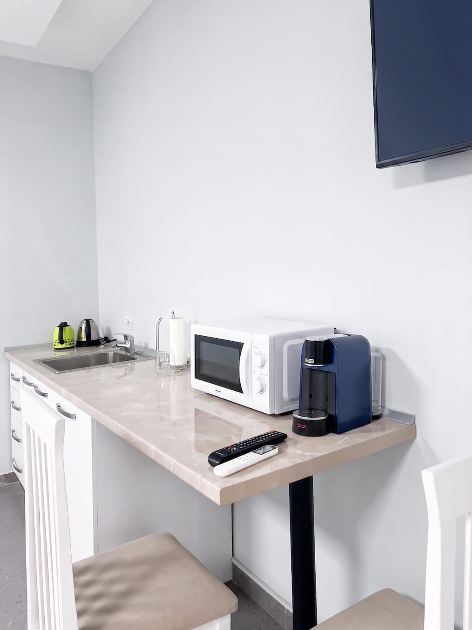 Kitchen or kitchenette, minibar, toaster