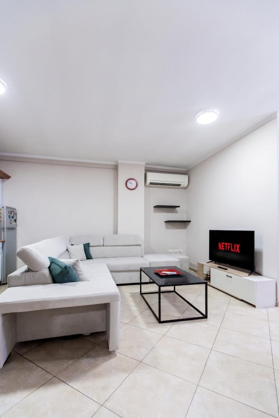 Bed, TV and multimedia, Living room, Photo of the whole room, Seating area, Bedroom, air conditioner