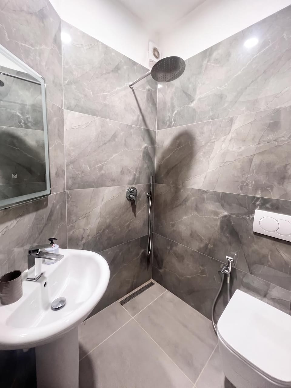 Shower, Toilet, Bathroom, towels
