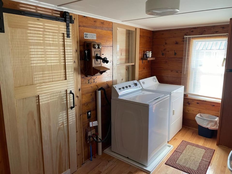 Cozy Lumberjack Cottage House in Drummond