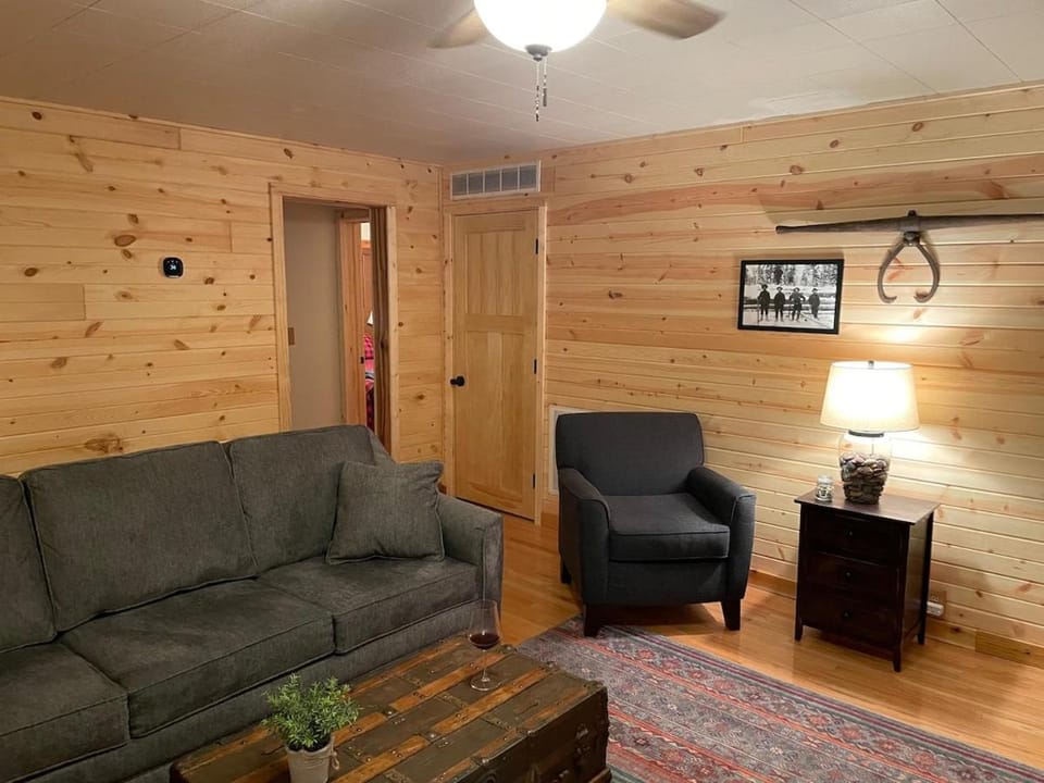 Cozy Lumberjack Cottage House in Drummond