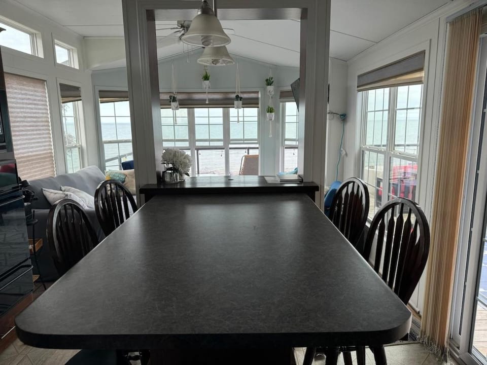 Beachfront Escape Cottage House in Port Colborne