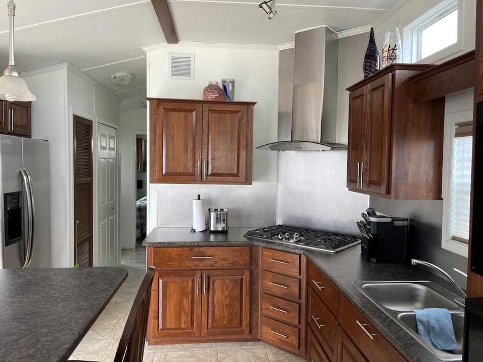 Beachfront Escape Cottage House in Port Colborne