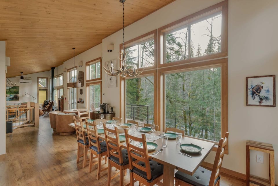 Roaring River Lodge Riverfront Fire pit EV Plug House in Mount Hood Village