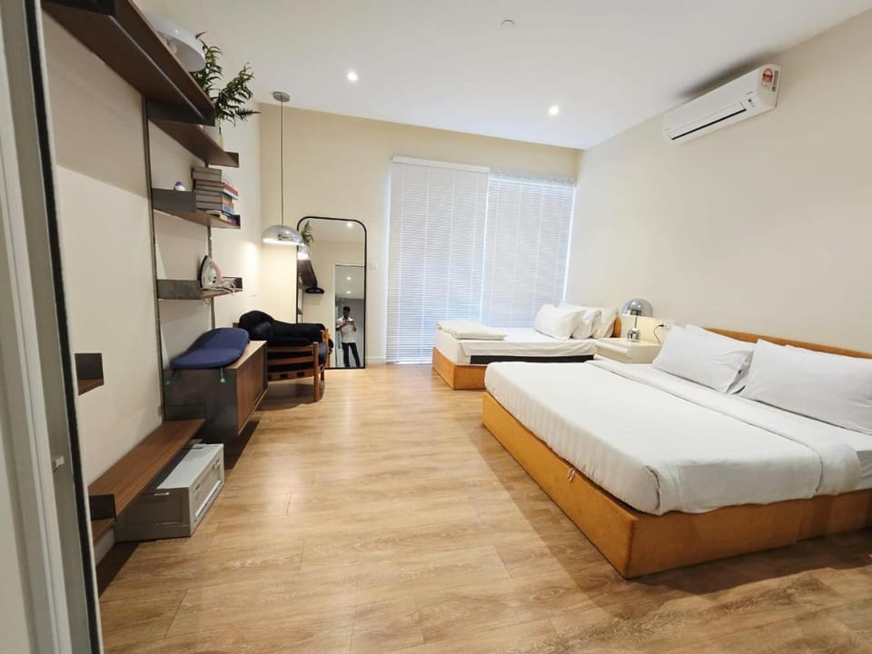 Bed, TV and multimedia, Seating area, Bedroom, air conditioner