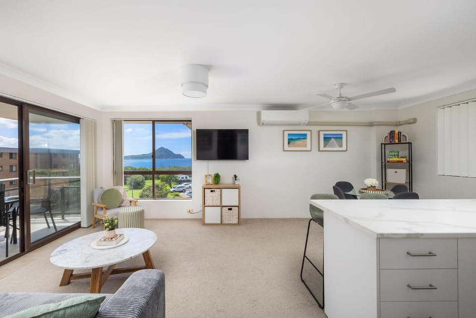 'Shoaley Shores on Intrepid' Overlooking Shoal Bay Beach Apartment in Shoal Bay
