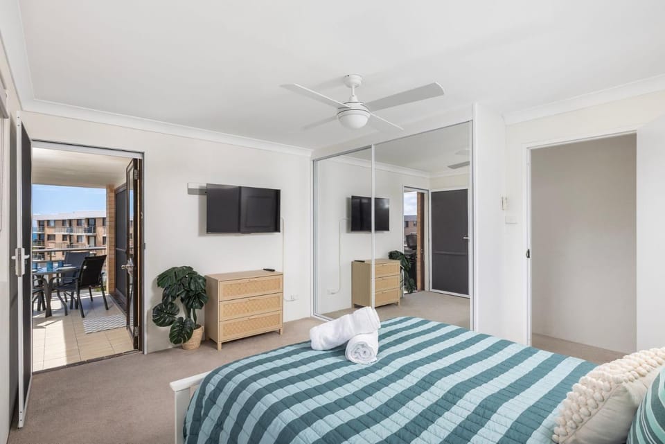 'Shoaley Shores on Intrepid' Overlooking Shoal Bay Beach Apartment in Shoal Bay