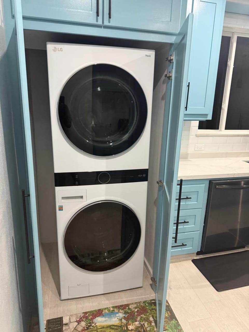 Kitchen or kitchenette, washing machine, dryer