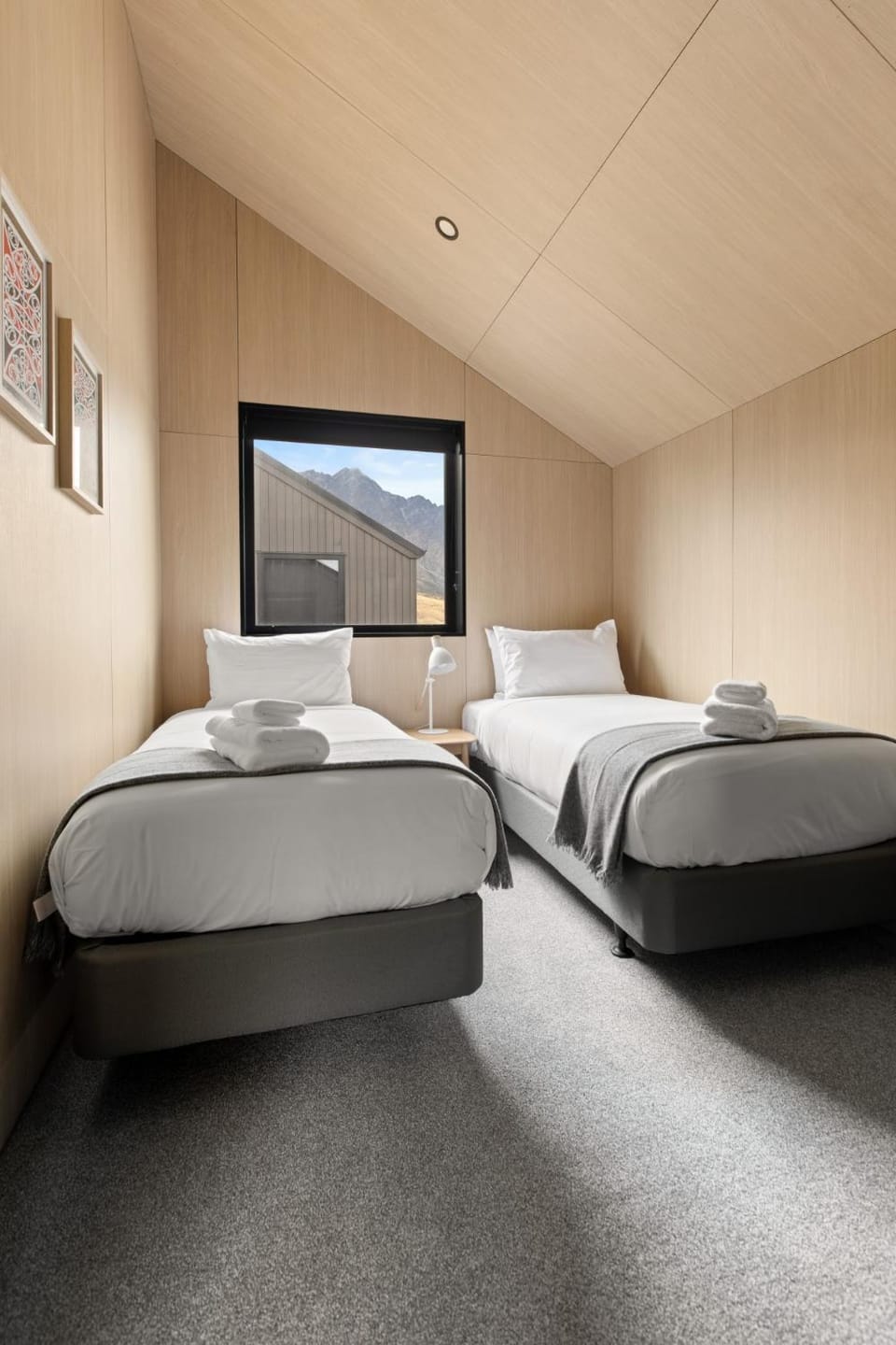 Ski Villa with Carpark 49, Brand-new Snow Retreat! House in Queenstown