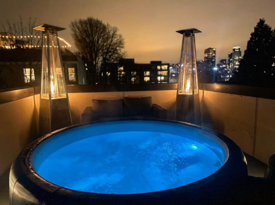 Night, Hot Tub, Balcony/Terrace, Seating area, City view