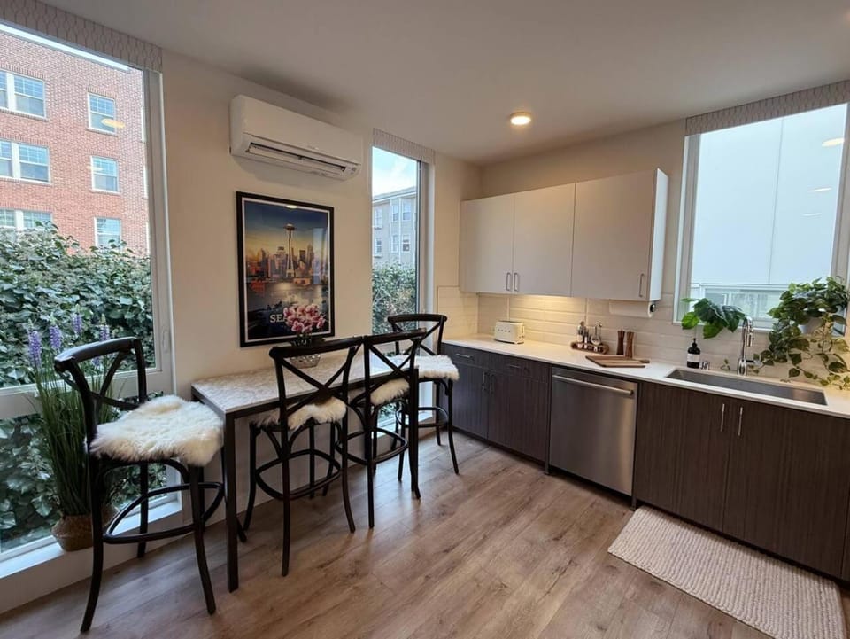Kitchen or kitchenette, Seating area, Dining area