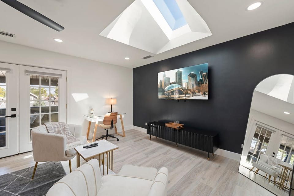 Portage Park, Jacuzzi, Movie Theater, Games & Arcade House in Chicago