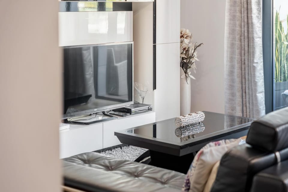 Spacious 3BR Prime Av Infante Apartment in Funchal