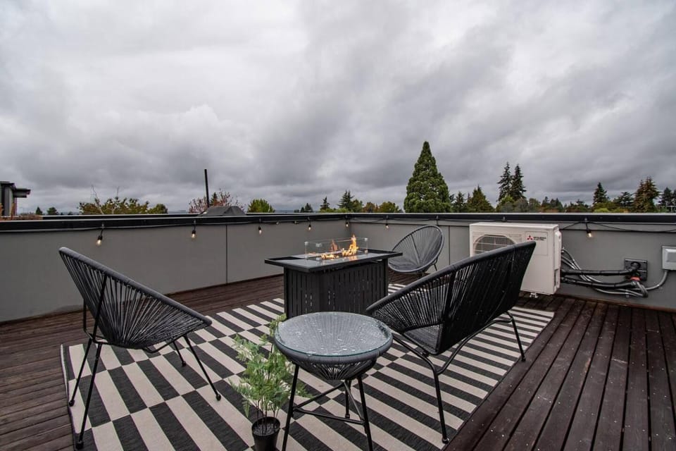 Modern 3 Bedroom Townhouse w/ Private Rooftop House in Ballard