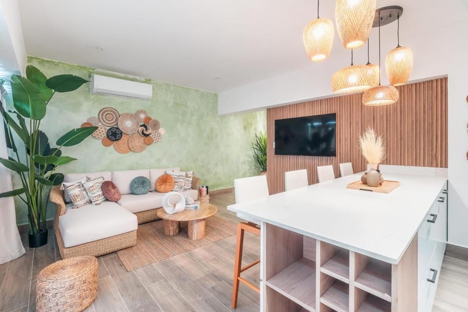 Communal lounge/ TV room, TV and multimedia, Living room, Seating area, air conditioner