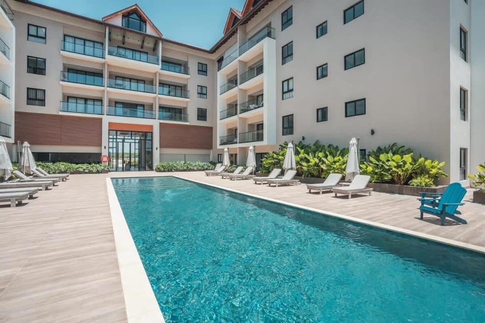 Property building, Day, Pool view, Swimming pool, sunbed