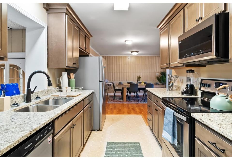 Coffee/tea facilities, Kitchen or kitchenette, Dining area, dishwasher, microwave, oven, stove, toaster