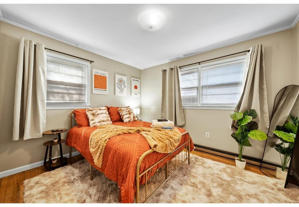 Bed, Photo of the whole room, Bedroom, towels
