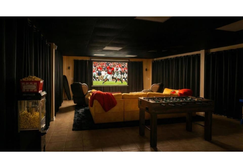 Communal lounge/ TV room, Game Room, Massage, Minigolf, TV and multimedia, Living room, Seating area, Evening entertainment