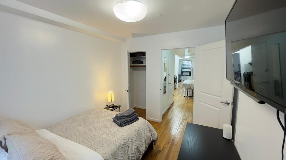 Bed, TV and multimedia, Photo of the whole room, Bedroom, towels
