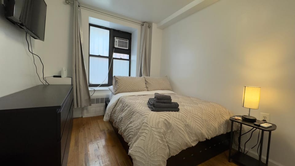 Bed, TV and multimedia, Photo of the whole room, Bedroom, towels