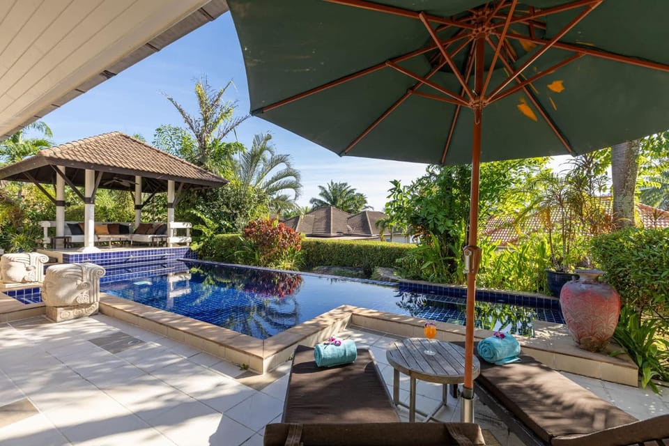 Pool view, Swimming pool, sunbed
