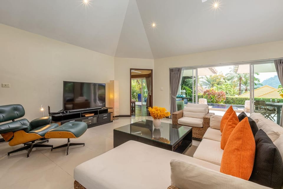 Living room, Seating area, Evening entertainment
