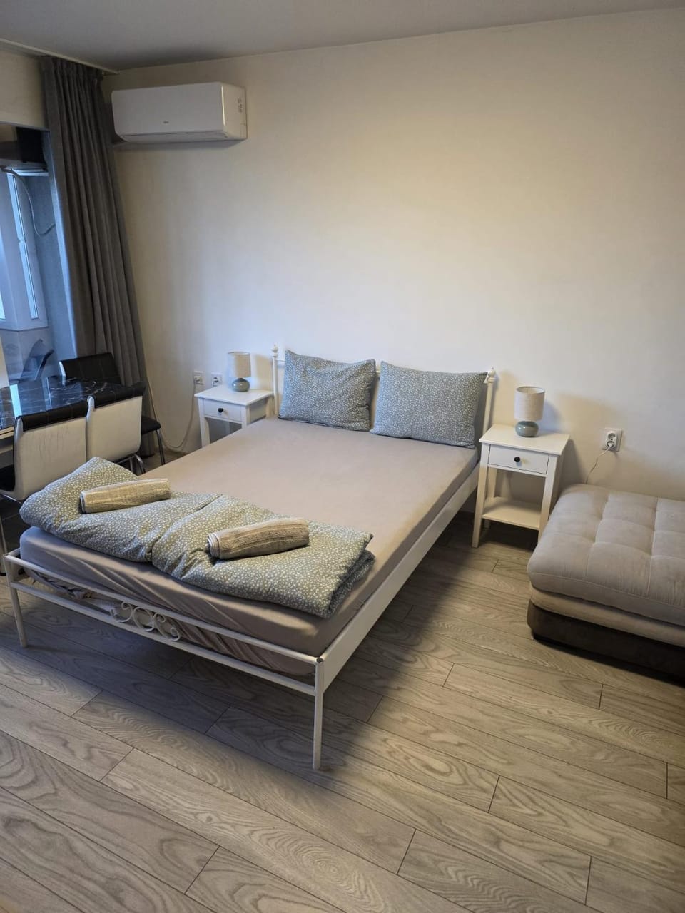 Bed, Living room, Photo of the whole room, Seating area, Bedroom, air conditioner