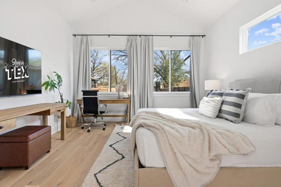 South Austin Pool & Sauna 4BR w Firepit & Playroom House in South Congress
